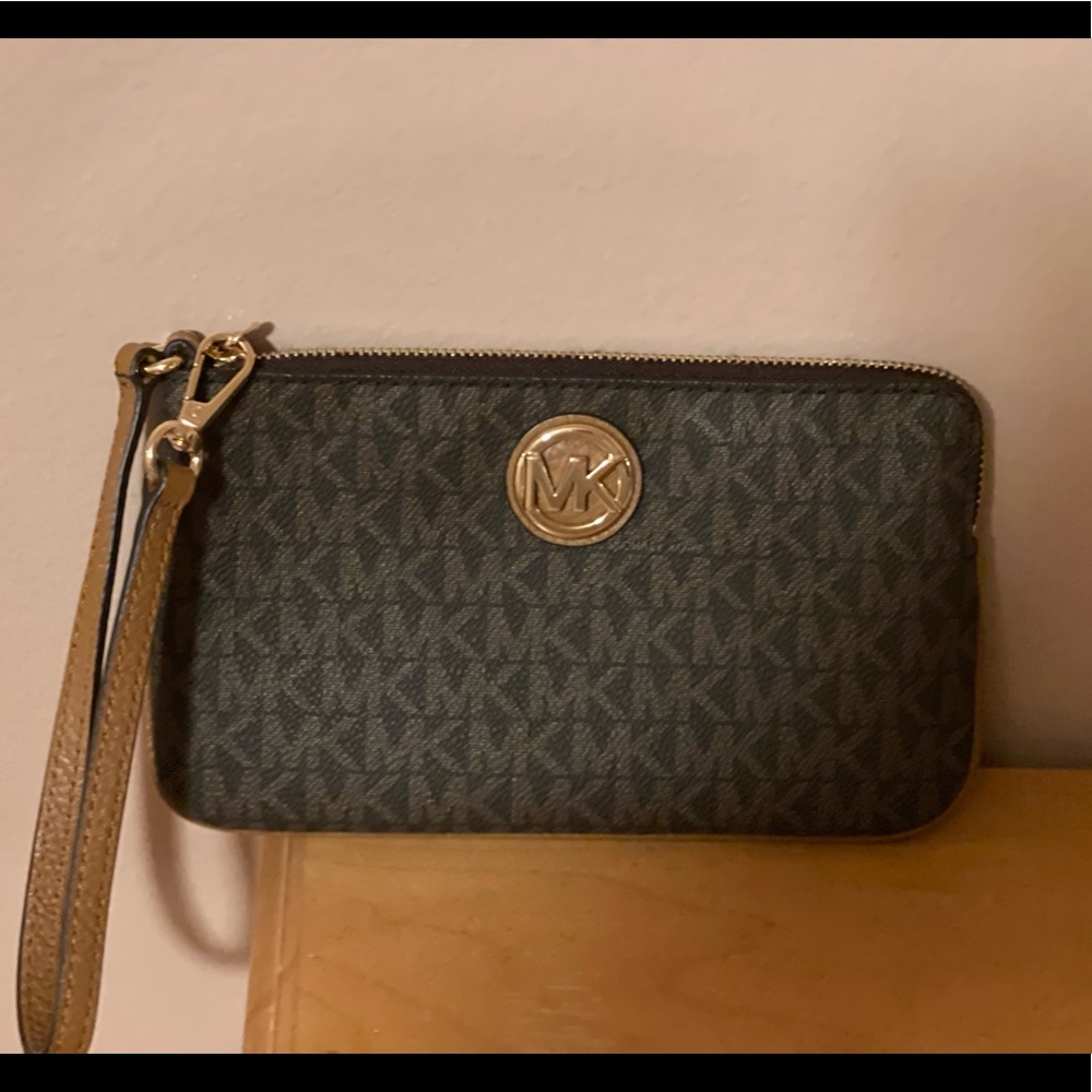 Michael Kors hand wallet!